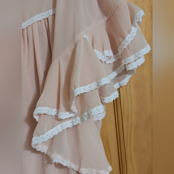 Pink Flutter Sleeve Blouse with Ruffled Details - Picture 5 of 7